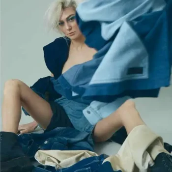Model mit Outfit im Jeans Look und blauem editorial Makeup