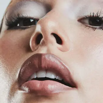 Editorial Make-up für ein Magazin-Shooting, umgesetzt von Makeup Artist Düsseldorf Nina Gossling. Moderner 90’s Look mit Fokus auf Haut und Ausdruck.