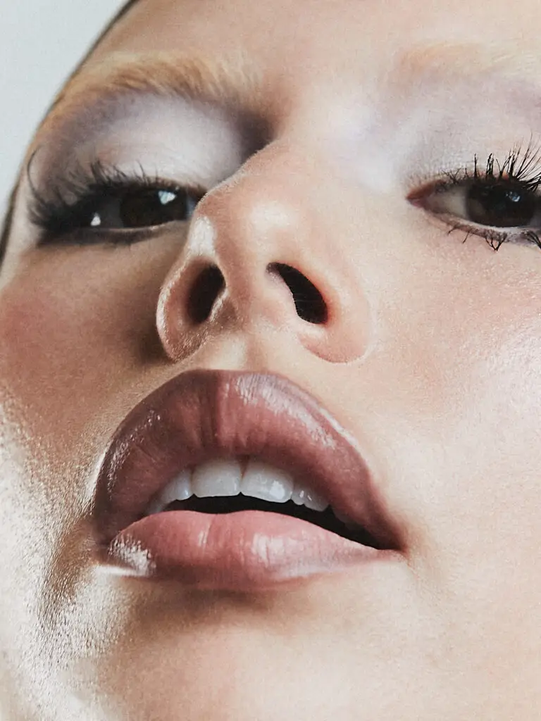 Editorial Make-up für ein Magazin-Shooting, umgesetzt von Makeup Artist Düsseldorf Nina Gossling. Moderner 90’s Look mit Fokus auf Haut und Ausdruck.